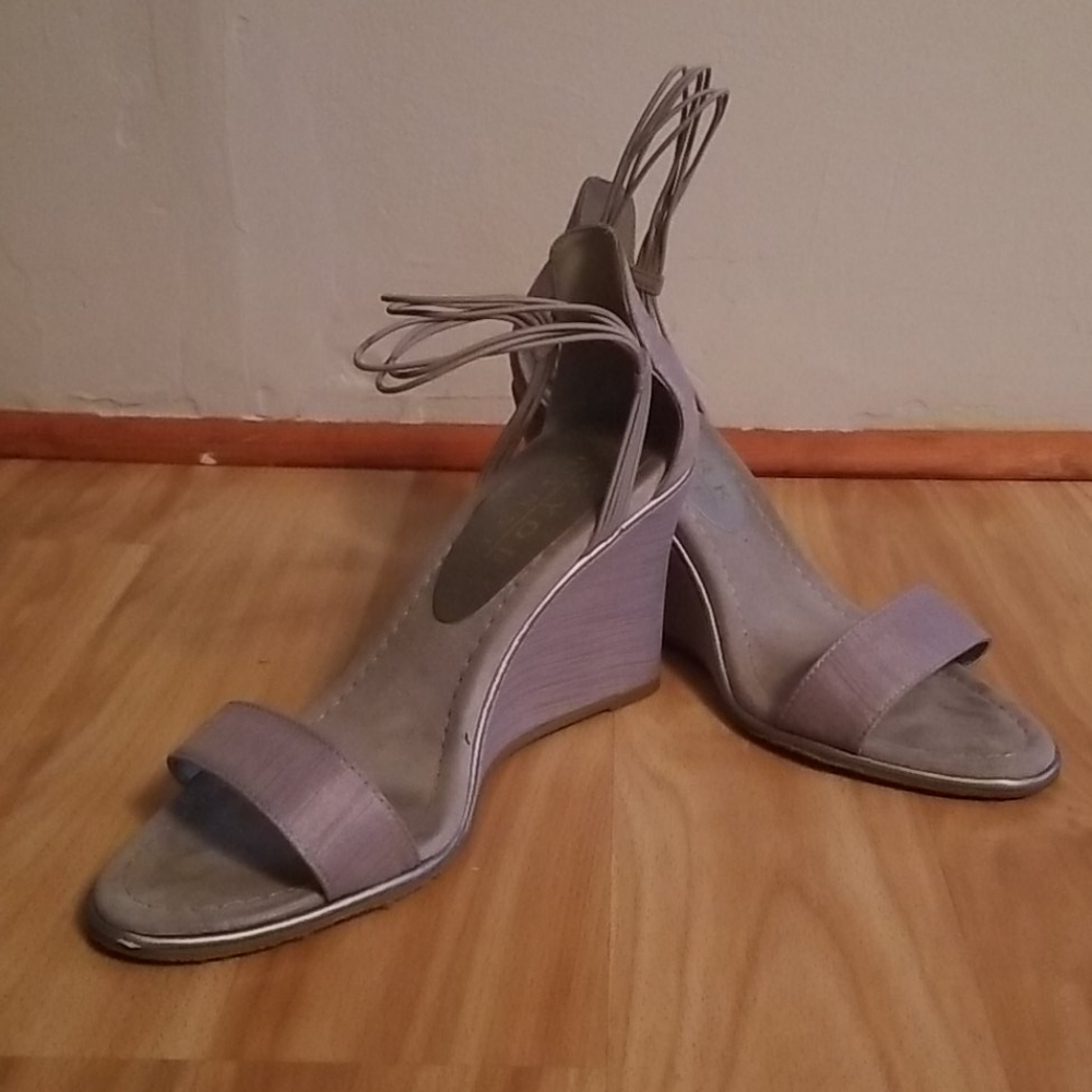 Grey wedges